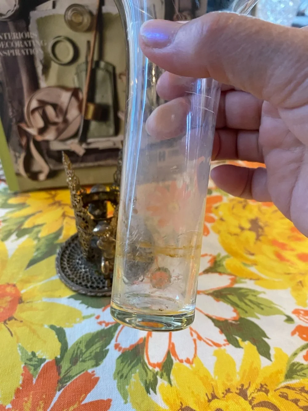 Vintage filigree, gold tone, metal cherubs angels on crumpet fluted glass vase - Picture 6 of 13